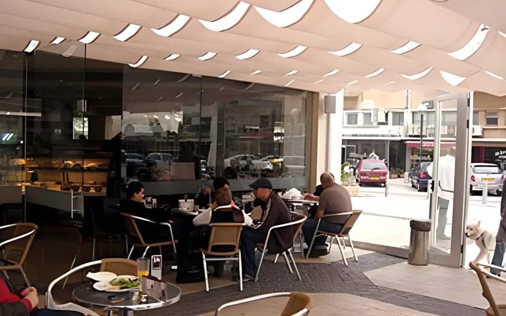אזור ישיבה מוצל סוככים לעסקים